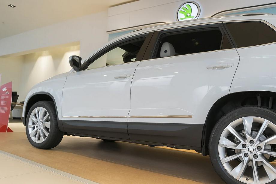 Skoda Karoq 2018– Ovilistat (ruostumaton teräs) Image