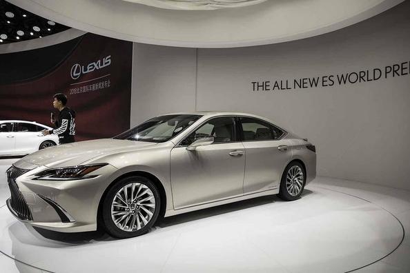 Seitsemännen sukupolven Lexus ES -sedan