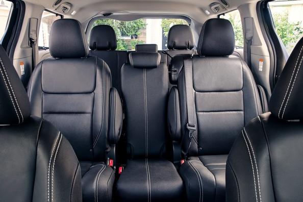 Toyota Sienna -tila-auton esittely Kuva 4