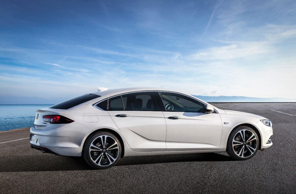 Opel Insignia -liftbackin katsaus