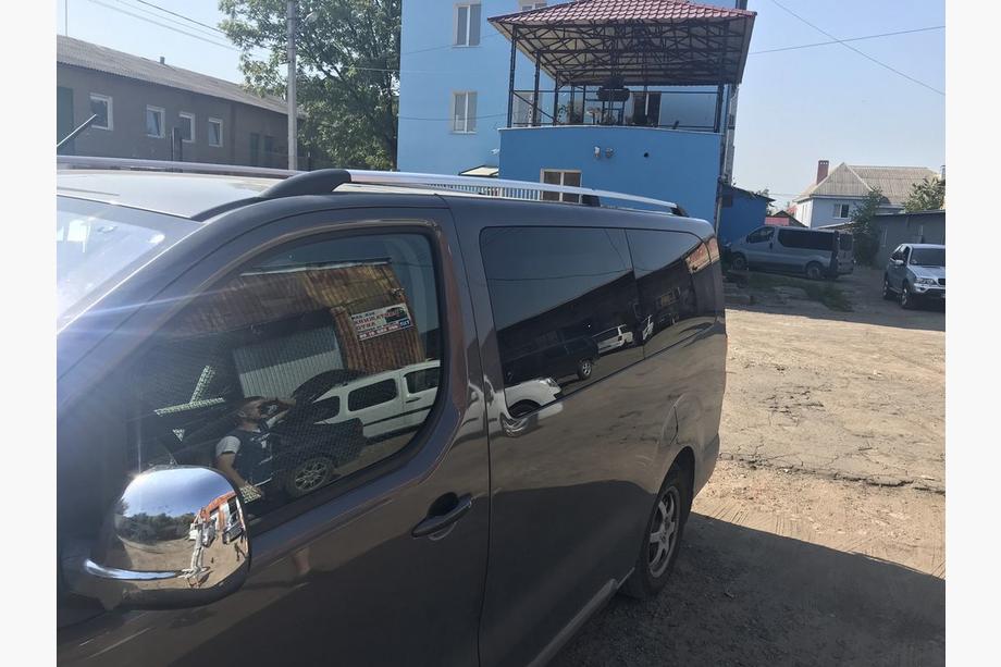 Peugeot Traveller 2017– Kromatut kattokaiteet Keskipitkä akseliväli, muovinen jalka Kuva 2