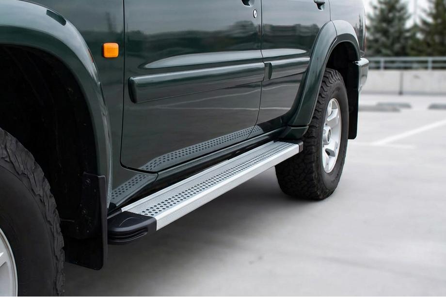Nissan Patrol Y61 1997–2011 Maya V2 sivuportaat (2 kpl, alumiini) Image