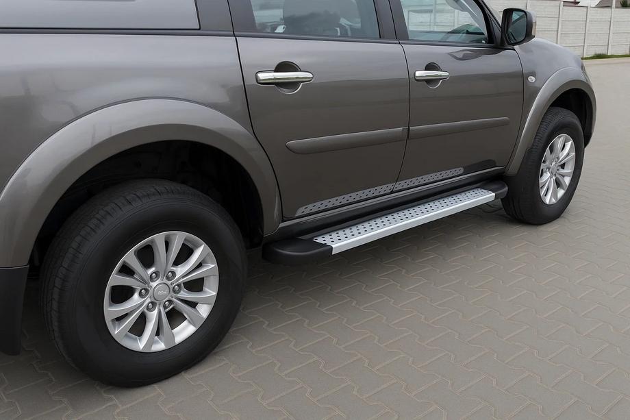 Mitsubishi Pajero Sport 2008–2015 Sivuporrast X5-tyyppi (2 kpl, alumiini) Image