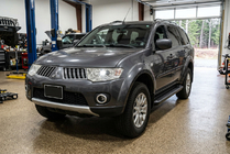 Mitsubishi Pajero Sport 2008–2015 Allmond Black sivuaskelmat (2 kpl, alumiini) kuva 1