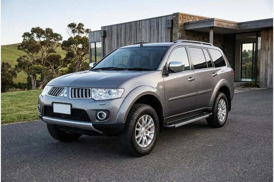 Mitsubishi Pajero Sport 2008–2015 Sivukynnykset RedLine V1 (2 kpl, alumiini) Image