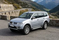 Mitsubishi Pajero Sport 2008–2015 Rainbow-sivuaskelmat (2 kpl, alumiini) kuva 1