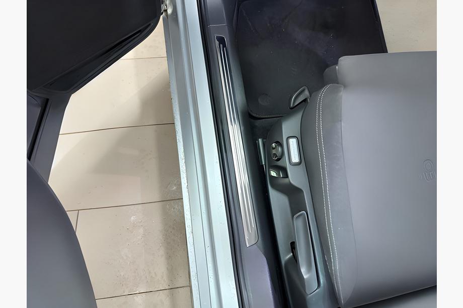 Volkswagen Passat B8 2015–2023 OmsaLine sisäpuoliset kynnyslistat (4 kpl, rst) Image