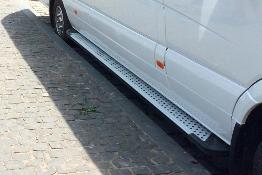 Mercedes Sprinter W907/W910 2018– Allmond Grey sivuportaat (2 kpl, alumiini) Image