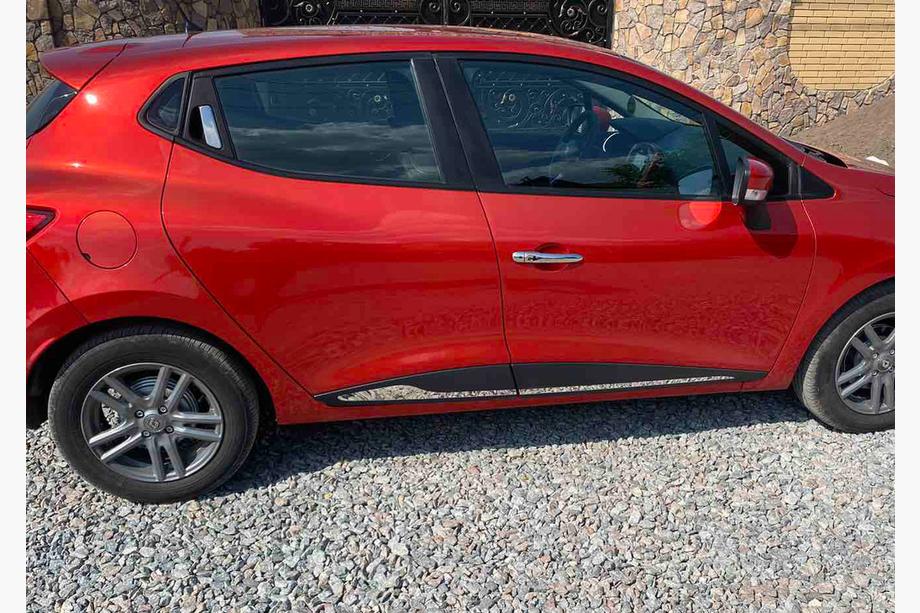 Renault Clio IV 2012–2019 Suora ovilista (4 kpl, ruostumaton teräs) Musta kromi Image