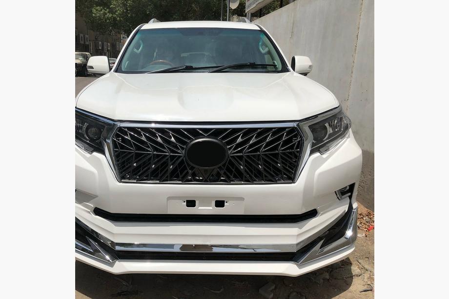 Toyota Land Cruiser Prado 150 2009–2023 Etu- ja takapuskurin lipat Modelista V1 (2017-) Valkoinen väri Kuva 12