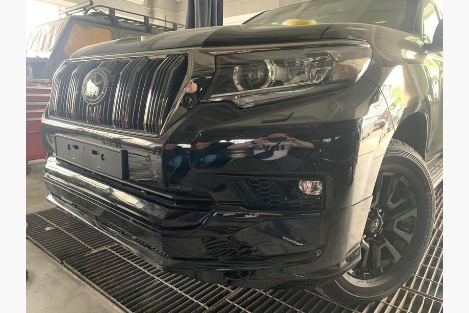Toyota Land Cruiser Prado 150 2009–2023 Etu- ja takapuskurin lipat Modelista V1 (2017-) Valkoinen väri Kuva 13
