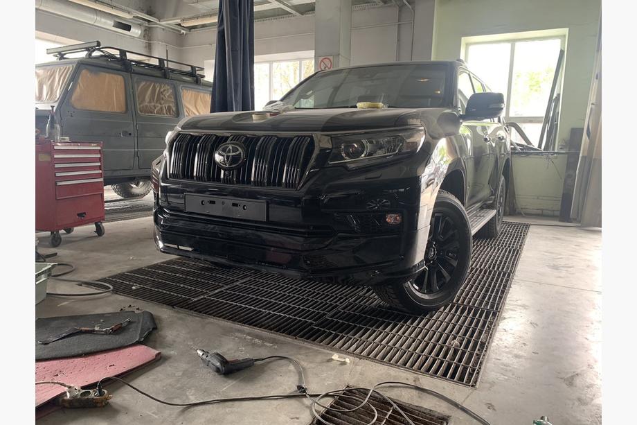 Toyota Land Cruiser Prado 150 2009–2023 Etu- ja takapuskurin lipat Modelista V1 (2017-) Valkoinen väri Kuva 14