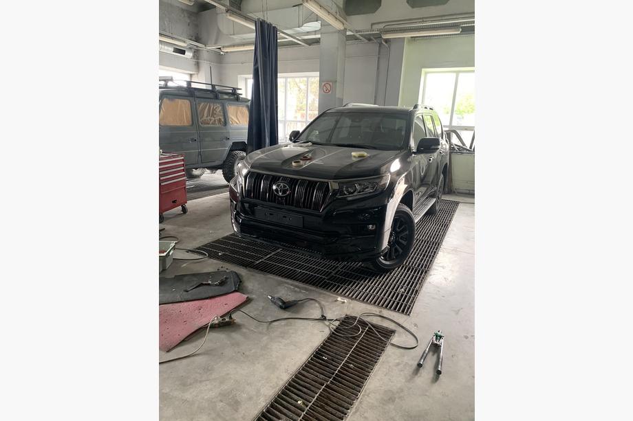 Toyota Land Cruiser Prado 150 2009–2023 Etu- ja takapuskurin lipat Modelista V1 (2017-) Valkoinen väri Kuva 15