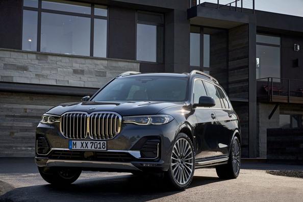 BMW X7 -malliston lippulaiva-crossover