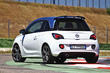 Opel Adam -subkompaktin hatchbackin koeajo kuva 8