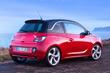 Opel Adam -subkompaktin hatchbackin koeajo kuva 4