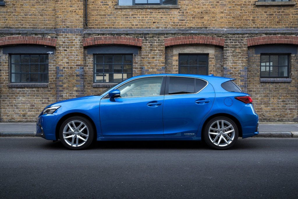 Lexus CT 200h -hybridihatchbackin koeajo