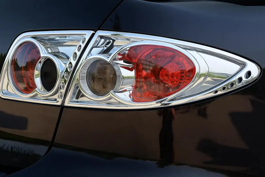 Mazda 6 2003–2008 Takavalojen suojalistat (2 kpl, muovi) Image