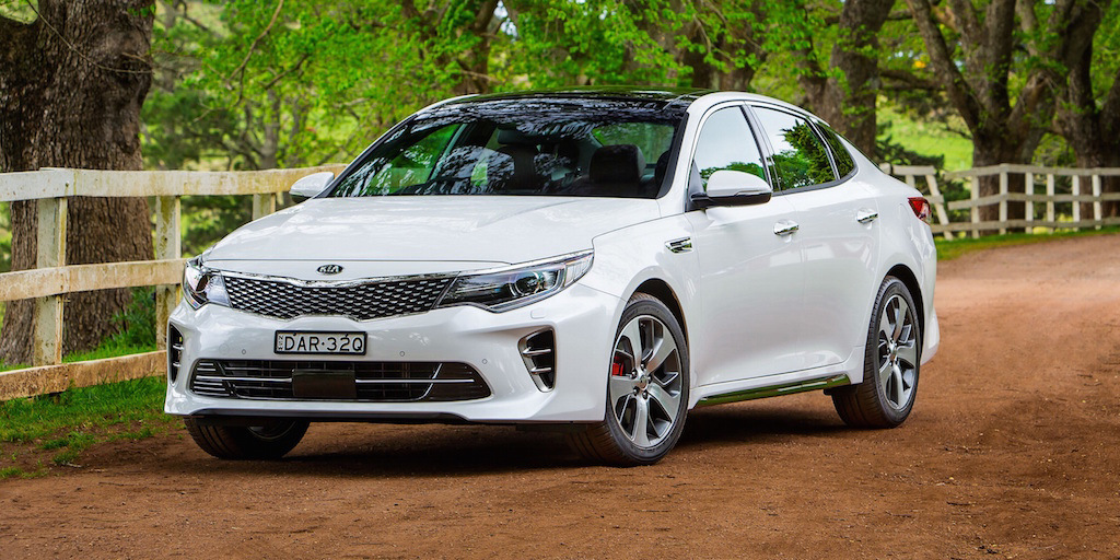 Katsaus ladattuun KIA Optima GT -sedaniin