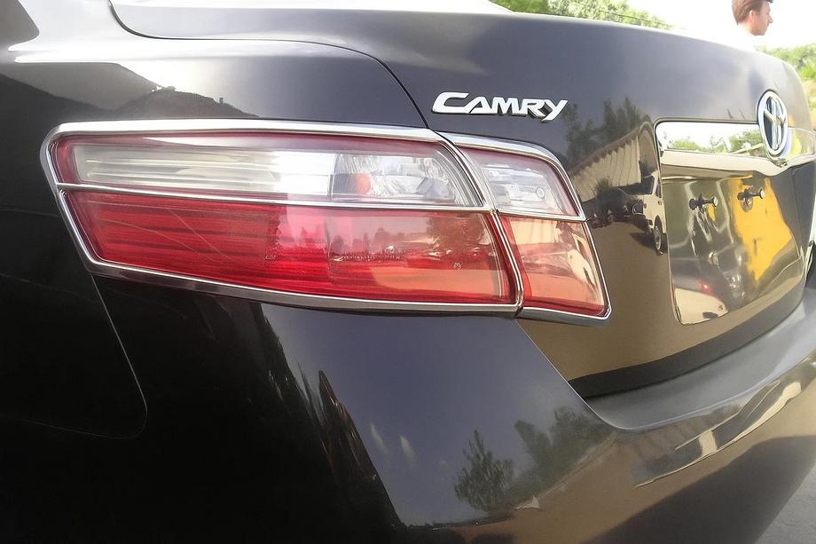 Toyota Camry 2006–2011 Takavalojen peitelistat (2 kpl, muovi) Image