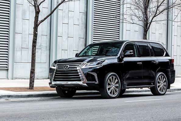 Katsaus päivitettyyn Lexus LX -maasturiin