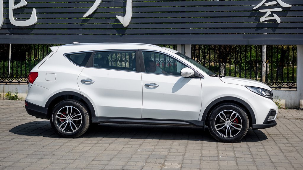 Katsaus päivitettyyn Dongfeng 580 -crossoverkseen