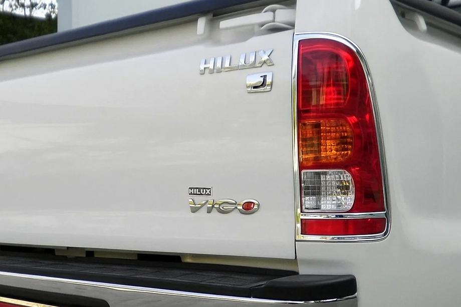 Toyota Hilux 2006–2015 Takavalojen kromilistat 2004-2008 (2 kpl, muovi) Image