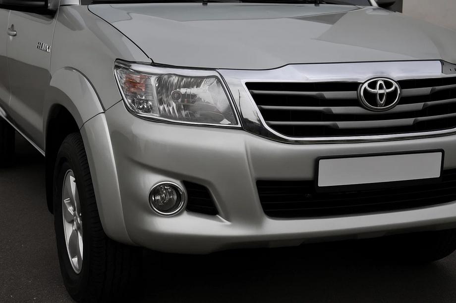 Toyota Hilux 2006–2015 Ajovalojen koristelistat (2 kpl, muovi) Image