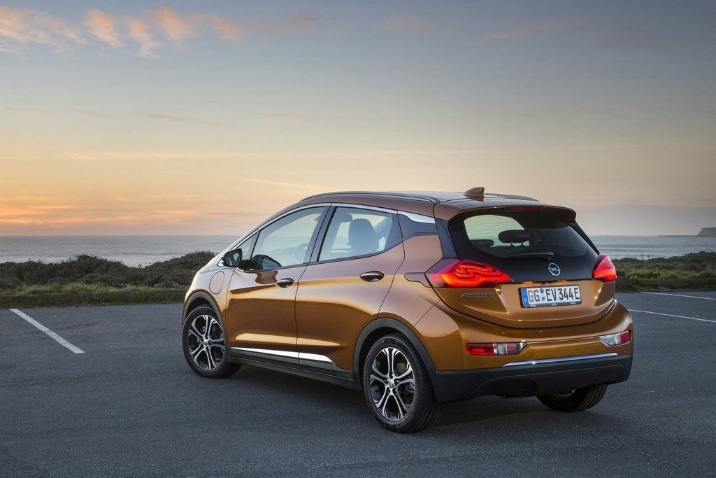 Sähköinen hatchback Opel Ampera-e