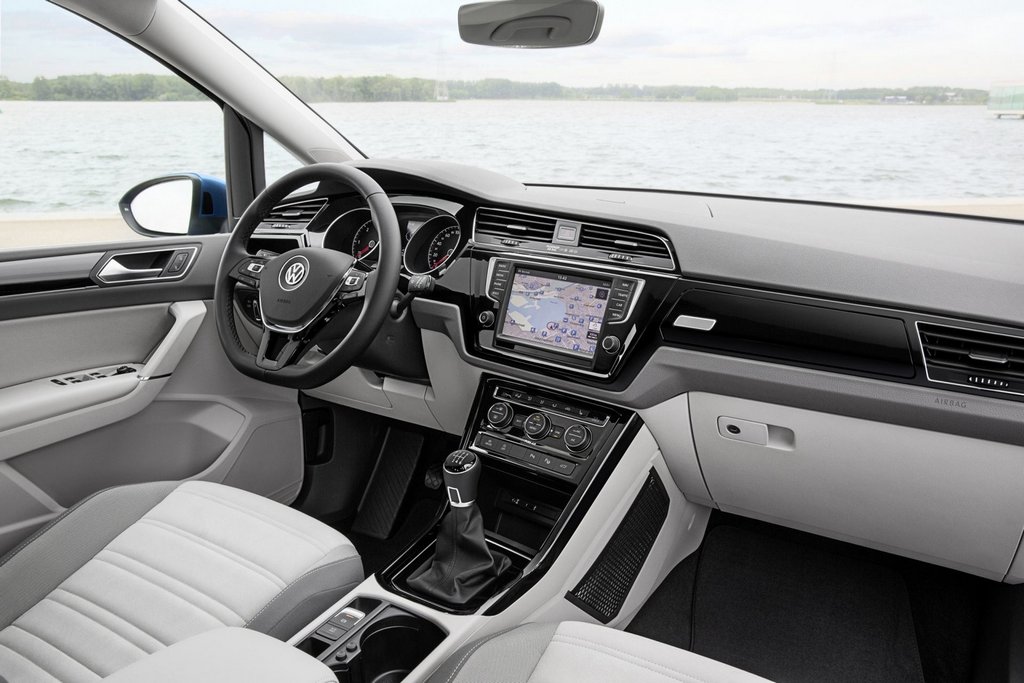 Kompaktin Volkswagen Touran -tila-auton koeajo