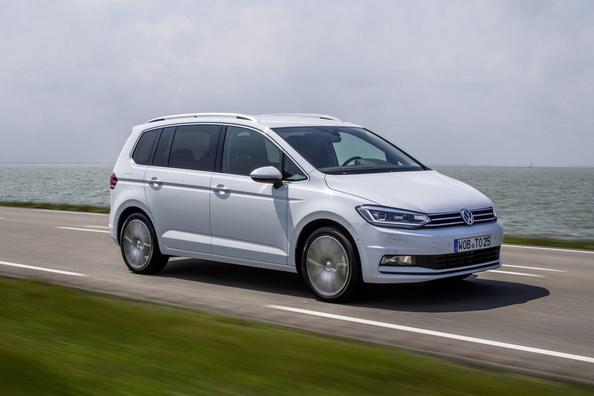 Kompaktin Volkswagen Touran -tila-auton koeajo