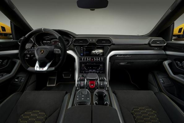 Lamborghini Urus -crossoverin koeajo Kuva 5