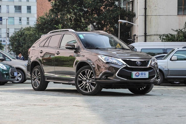 Hybridikäyttöinen 7-paikkainen crossover BYD Tang 100