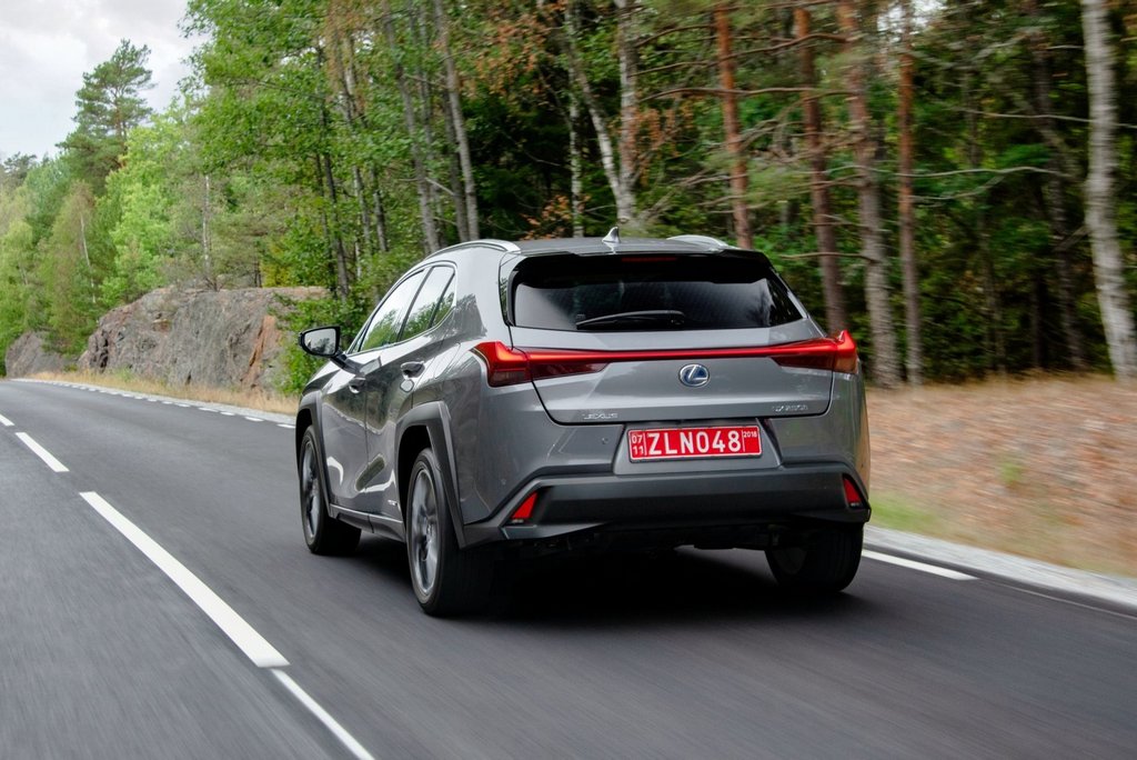 Lexus UX 250h -crossoverin hybridiversio
