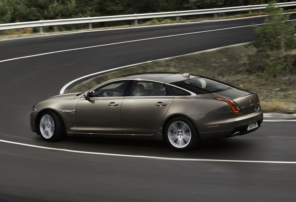 Katsaus Jaguar XJ -lippulaivasedaniin
