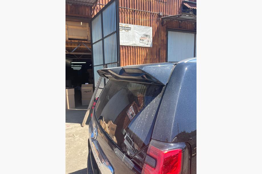 Toyota Land Cruiser Prado 150 2009–2023 Spoilerilisäosa (asennetaan alkuperäisen spoilerin päälle) Kuva 5