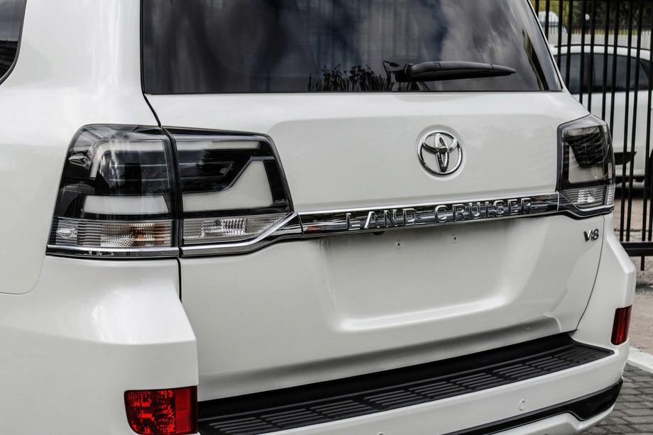Toyota Land Cruiser 200 2007–2021 Takavalot 2016+ (Executive Black) Image