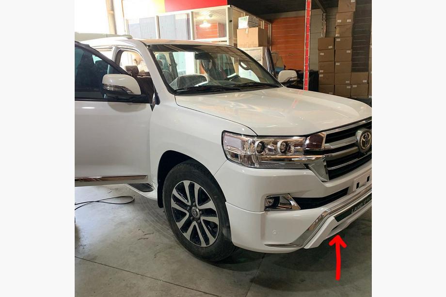 Toyota Land Cruiser 200 2007–2021 Etupuskurin lippa 2016↗ (ME-style, helman alle) Musta väri Kuva 5