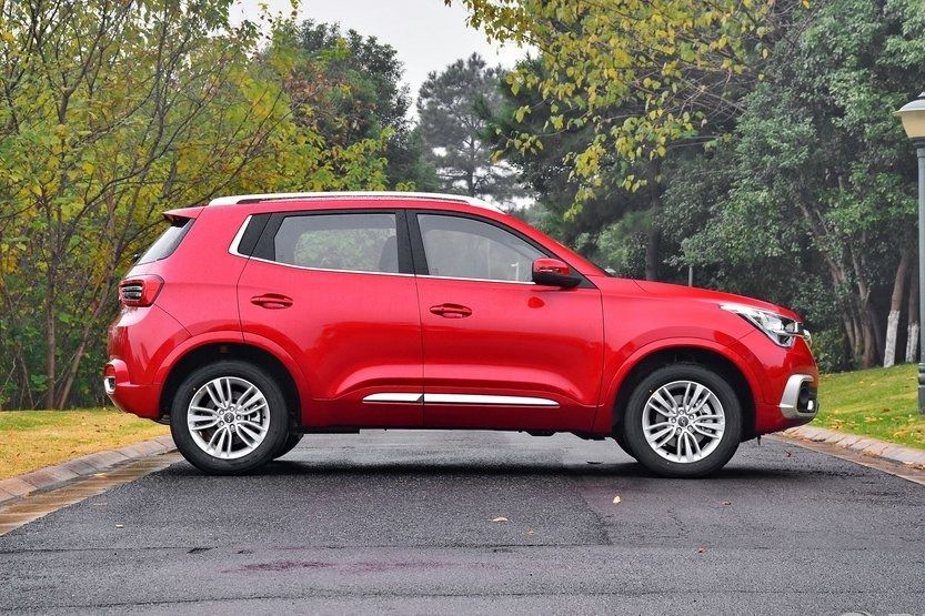 Kompakti kaupunkicrossover Chery Tiggo 4