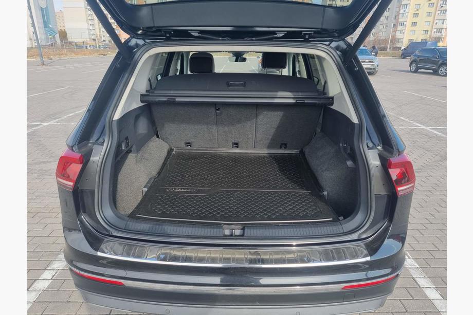 Volkswagen Tiguan 2016–2023 Takapuskurin suojalista (Carmos, ruostumaton teräs) Image
