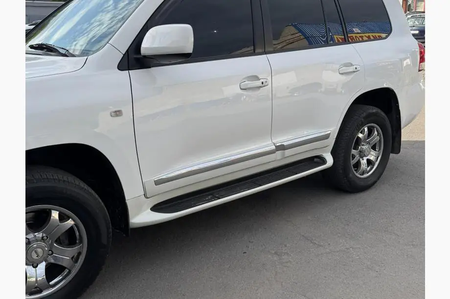 Toyota Land Cruiser 200 2007–2021 Ovilistasarja (2008-2016) Kuva 6