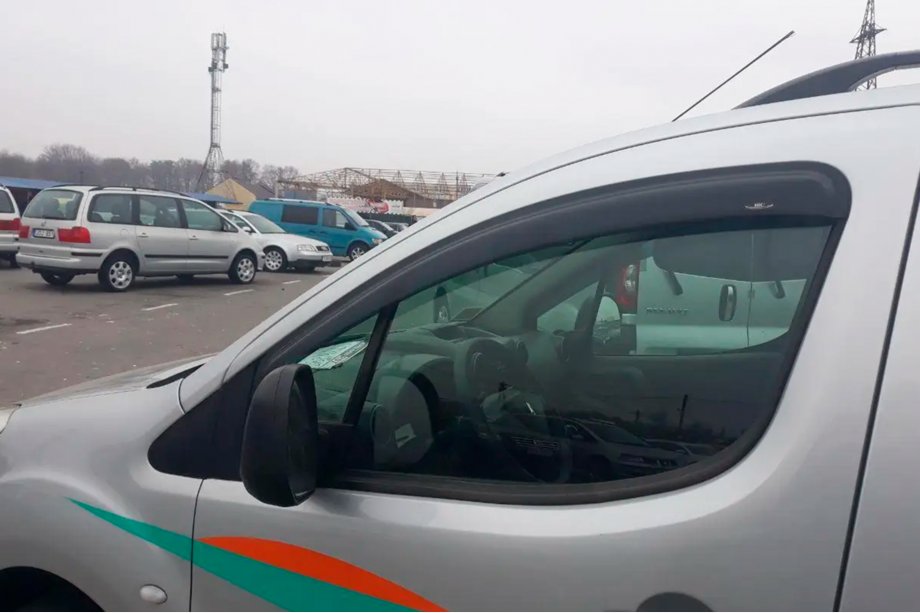 Peugeot Partner Tepee 2008–2018 Sivulasin tuuliohjaimet (2 kpl, HIC) Kuva 9
