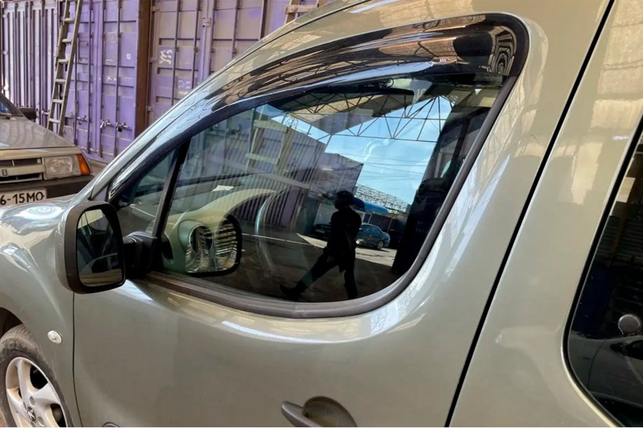 Peugeot Partner Tepee 2008–2018 Sivulasin tuuliohjaimet (2 kpl, HIC) Kuva 3