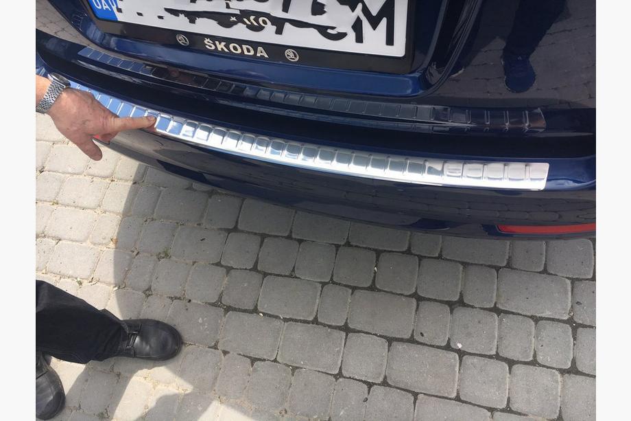 Mercedes E-sarja W212 2009–2016 Takapuskurin suojalista Carmos (SW, ruostumaton teräs) Kuva 3