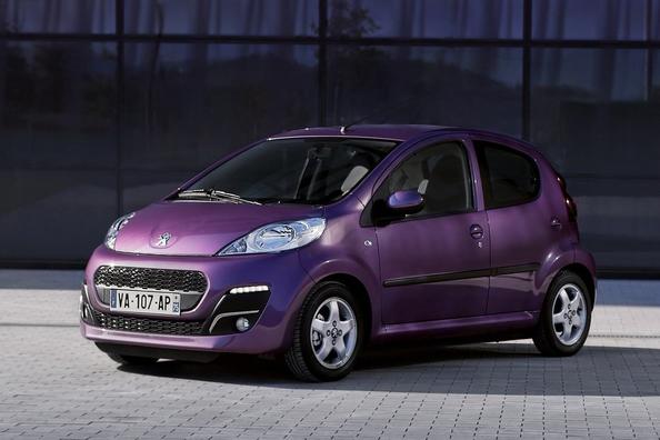 Katsaus kompaktista Peugeot 107 -viistoperästä