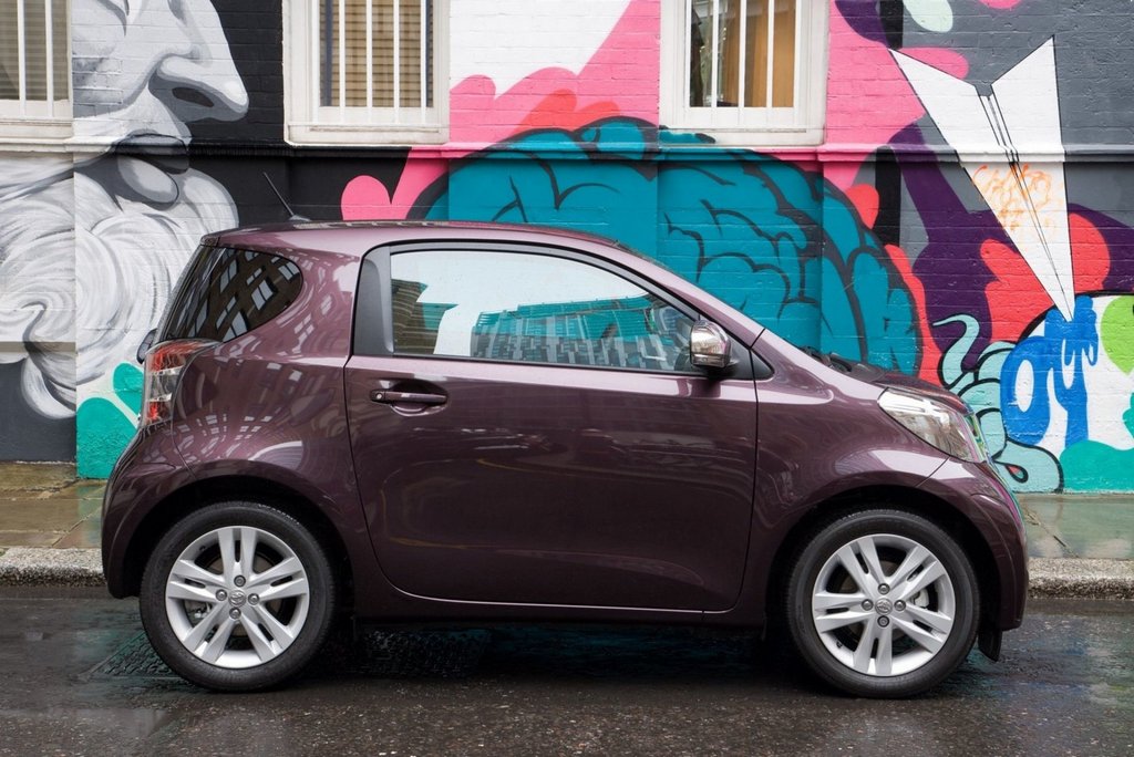 Kompakti 3-ovinen Toyota iQ -viistoperä