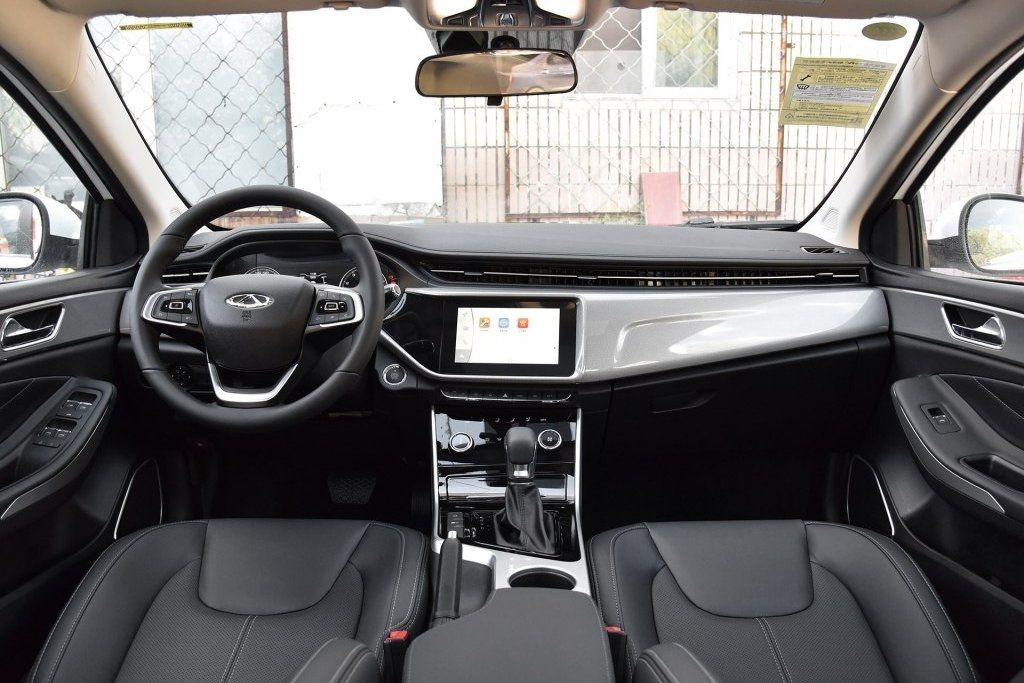 Uudistettu keskikokoinen sedan Chery Arrizo 5