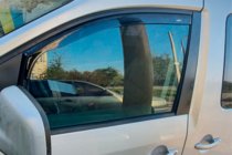 Volkswagen Caddy 2010–2015 Ura-asenteiset ikkunatuuliohjaimet (2 kpl, HIC) kuva 11