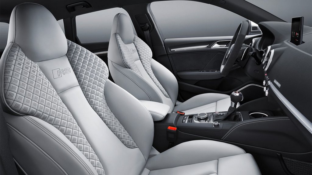 Urheilullinen viisiovinen Audi RS3 Sportback -viistoperä