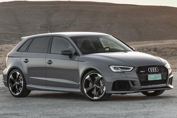 Urheilullinen viisiovinen Audi RS3 Sportback -viistoperä